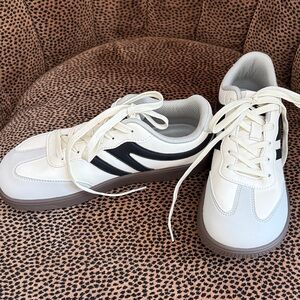 Hobibear White and Black Sneakers